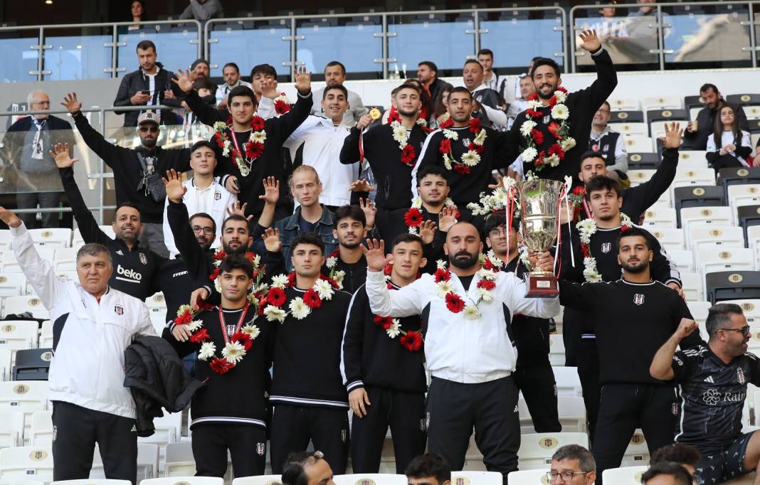 Beşiktaş Başakşehir maçı tribünlerinden muazzam kareler 30